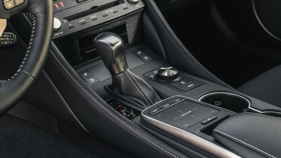 Детали интерьера Lexus RC350 2018 года  (NA) (фото 18 из 21)